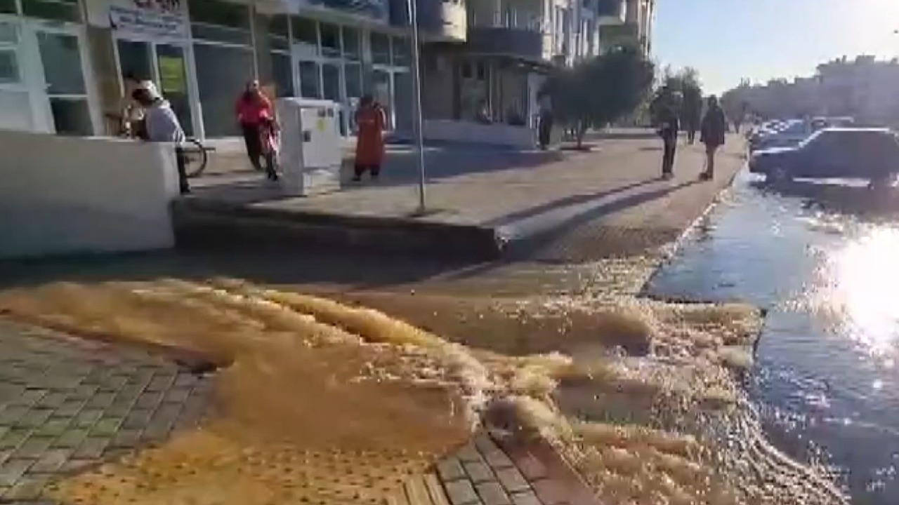 Mersin’de su borusu patladı: Üç siteyi su bastı, istinat duvarı çöktü