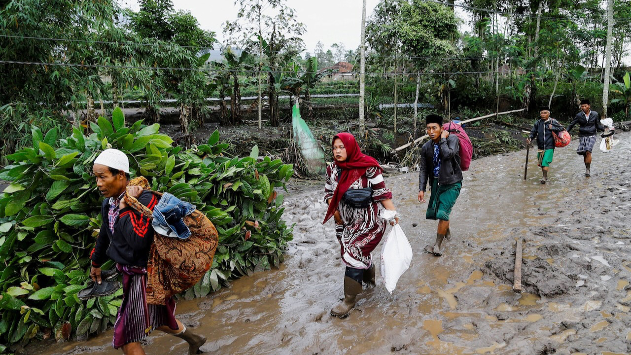 Sel ve toprak kayması felaketi: Çok sayıda ölü ve kayıp var