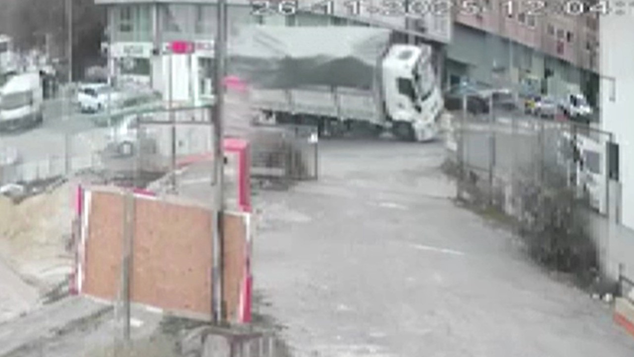 Virajla sınavı kaybetti: Aşırı yüklenen kamyon böyle yan yattı