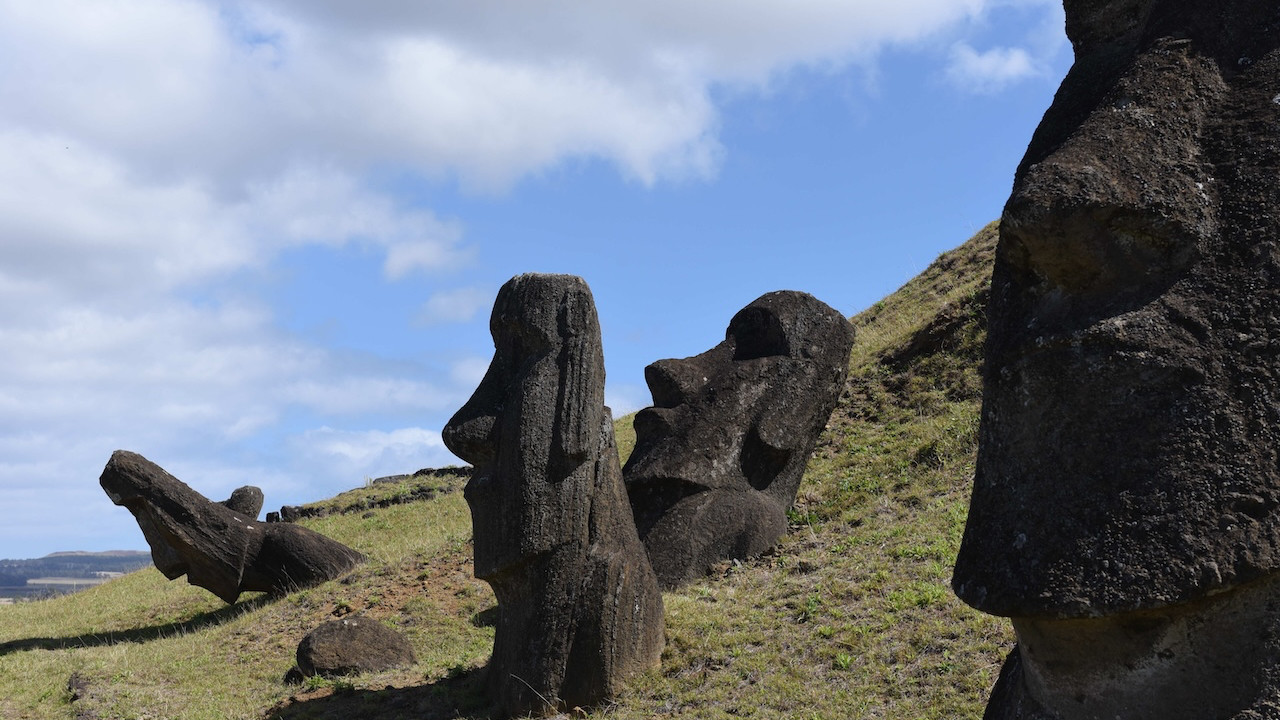 Adadaki dev heykellerin gizemi çözüldü