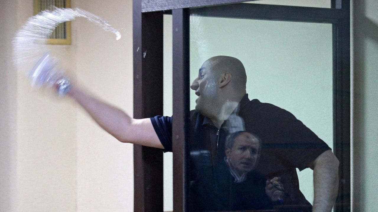 Hakime su atan muhalif lidere hapis cezası