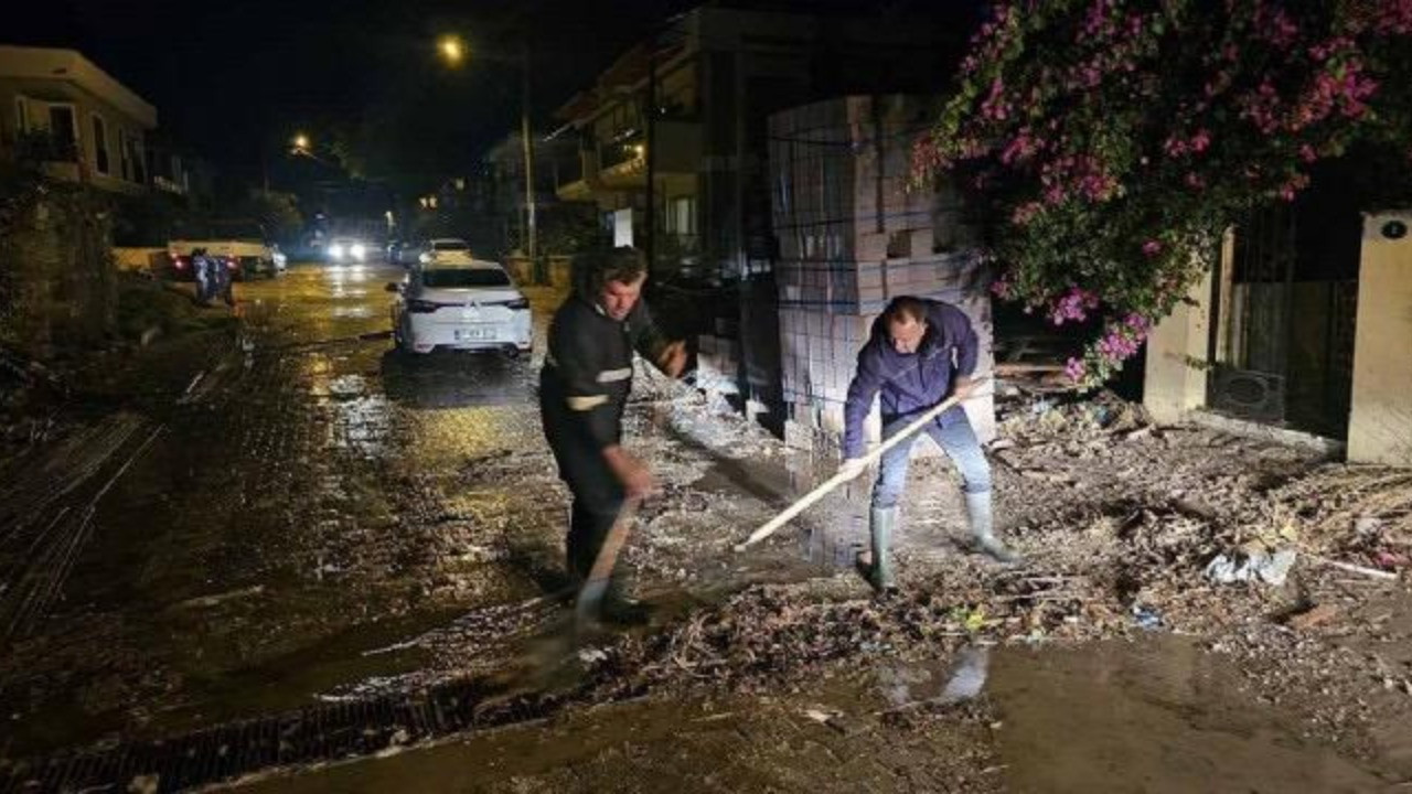 Çeşme’yi sağanak vurdu