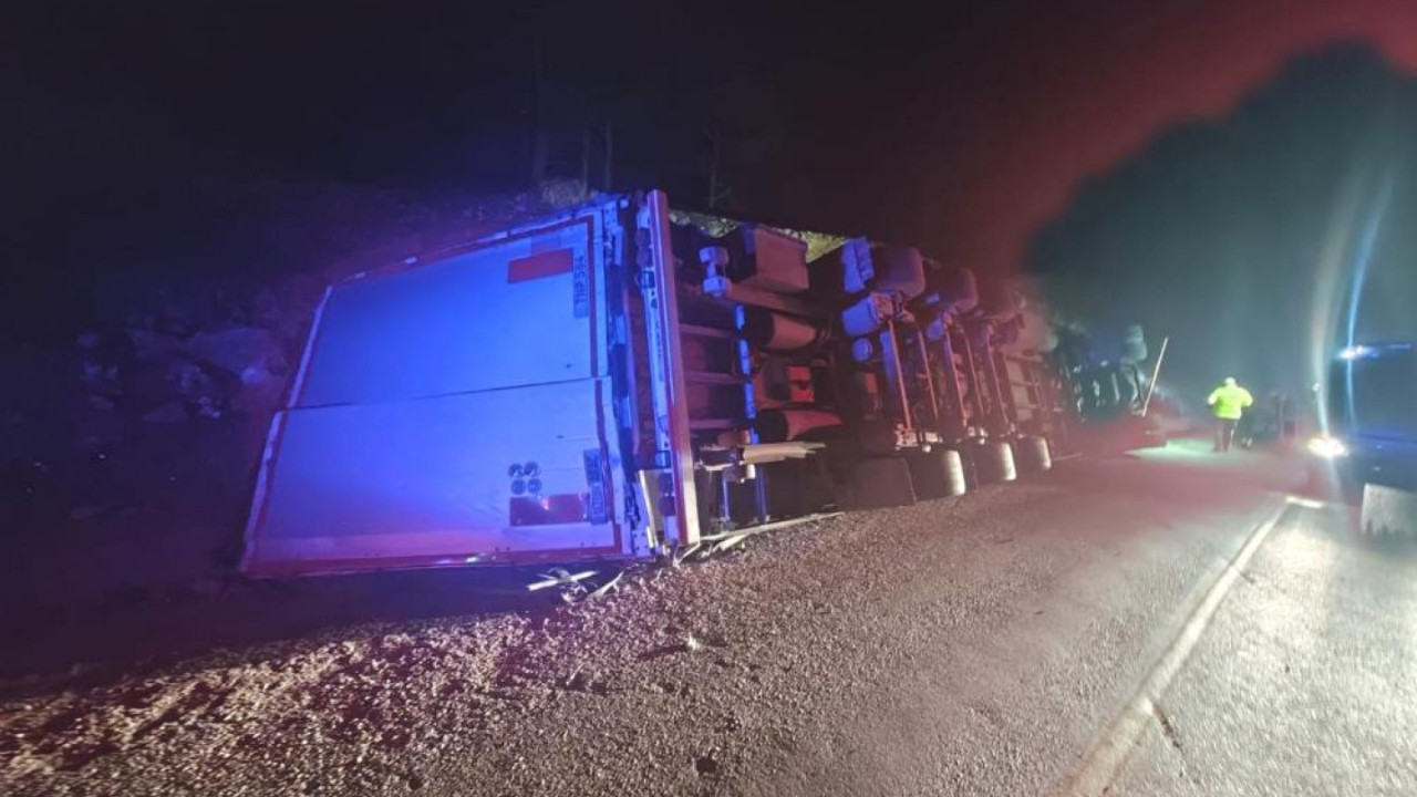 Mersin'de yabancı plakalı tır devrildi: Sürücü hayatını kaybetti