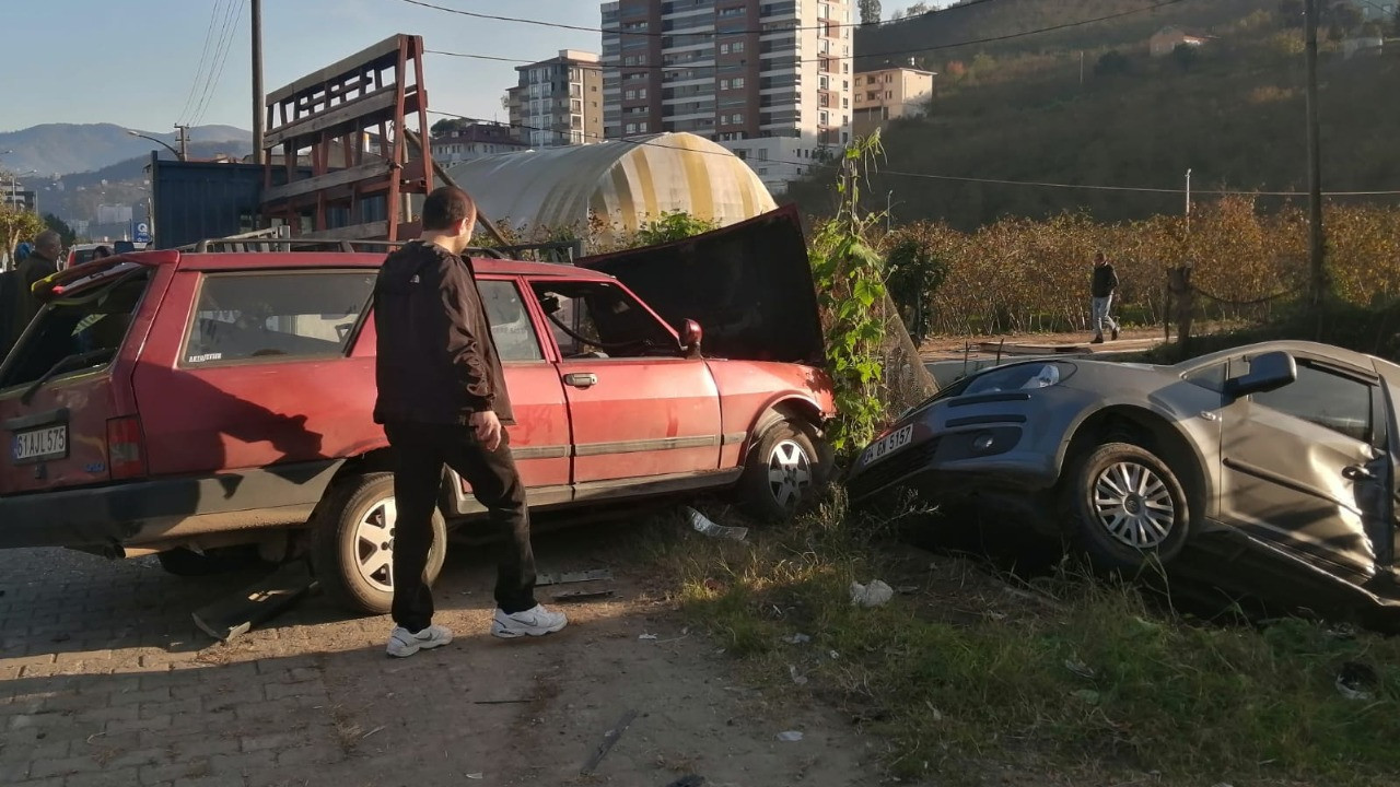 Otomobilin çarptığı babaanne ile 2 torunu ağır yaralandı