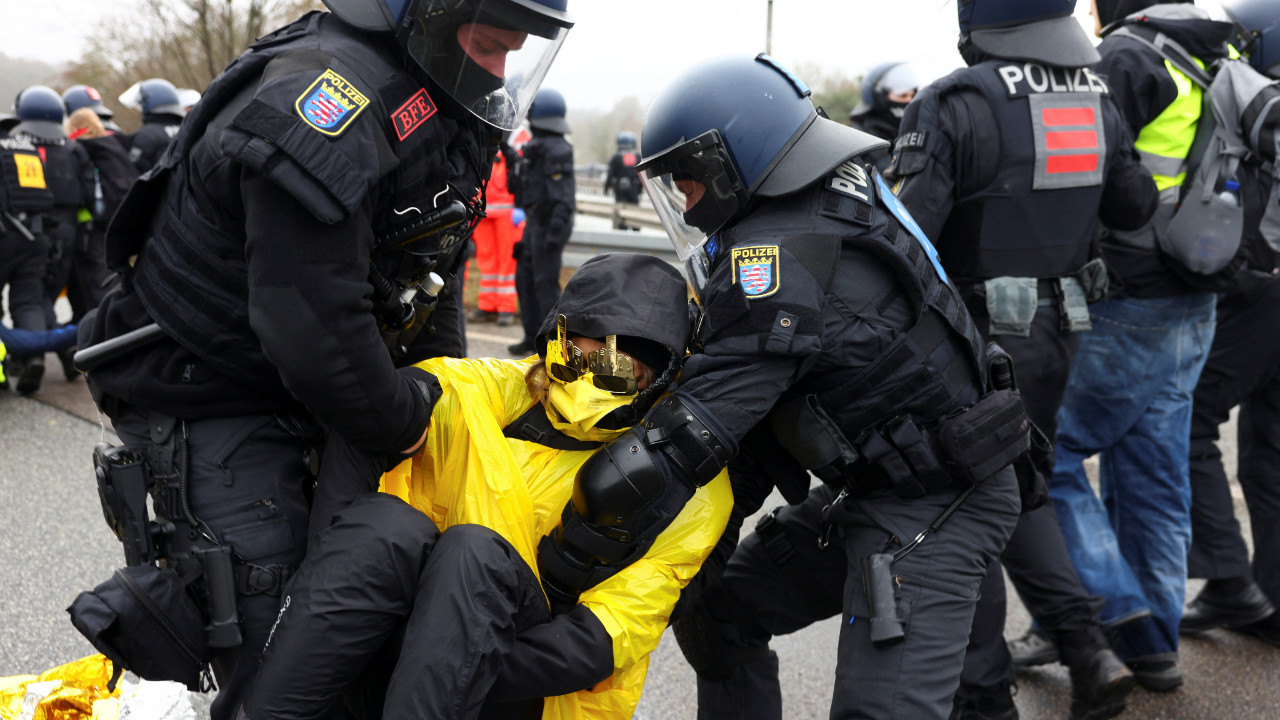 AfD'nin gençlik teşkilatına protesto: Binler sokağa döküldü