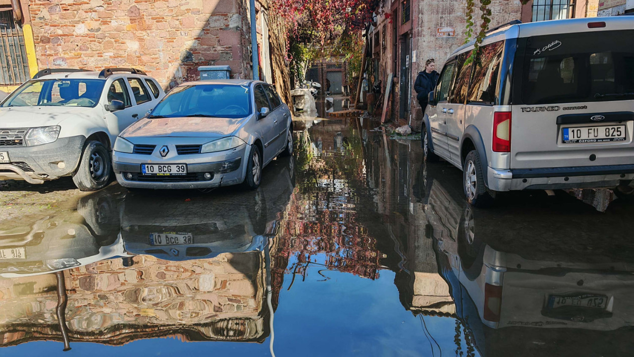 Ayvalık’ta bir günde aylık yağış düştü! İlçe göle döndü