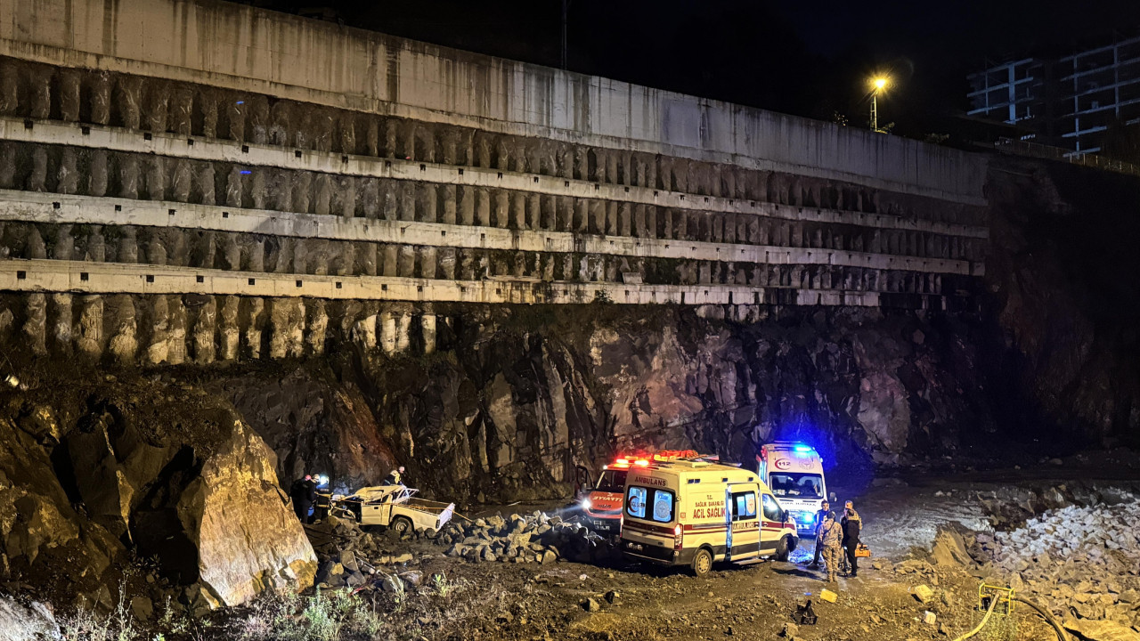 Bariyere çarpan kamyonet boşluğa düştü