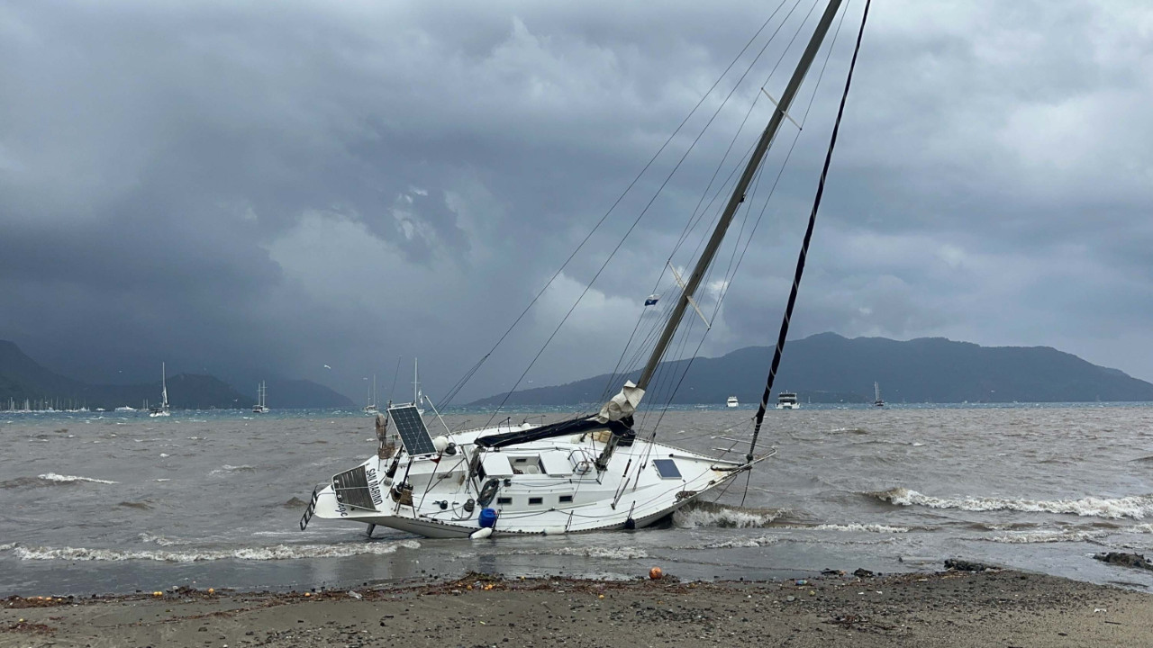 Kuvvetli rüzgar Marmaris’i vurdu: İki yelkenli karaya oturdu