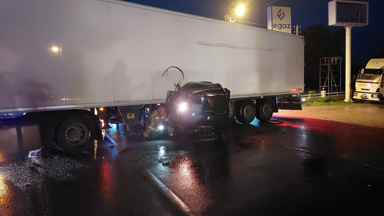 Tıra çarpan otomobildeki çift öldü