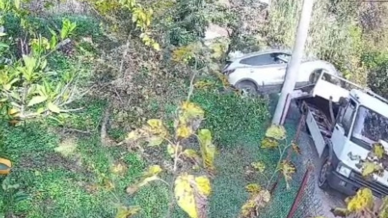 Çekiciye yüklenirken geri viteste unutulan araç rampadan uçtu