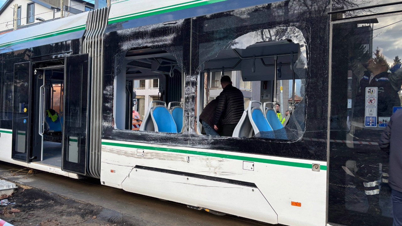 Çöp kamyonu tramvaya girdi: Yaralılar var