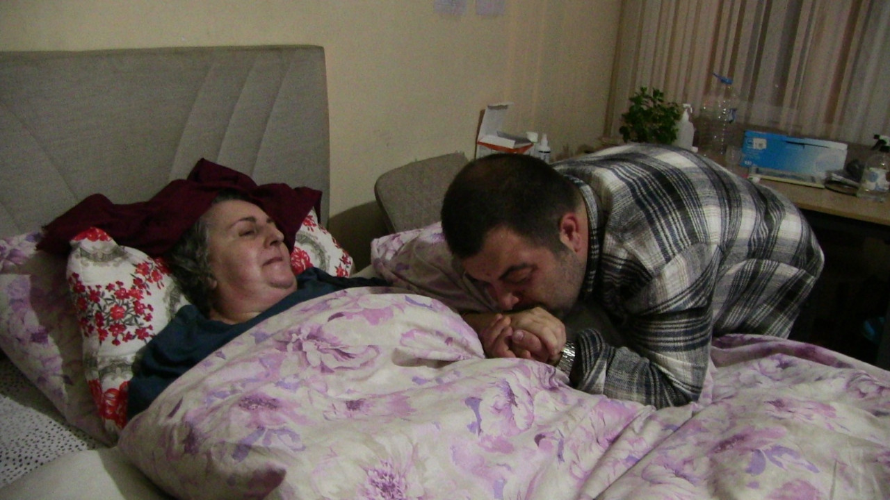 Felçli annesinin ayaklarını öpmeden yatmıyor: 'Cennet orada'