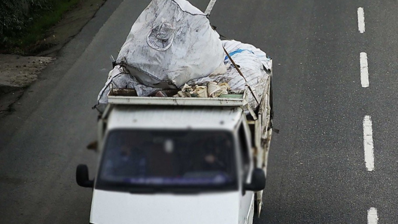 Kur'an-ı Kerim sayfaları savruldu, iki kişi gözaltına alındı