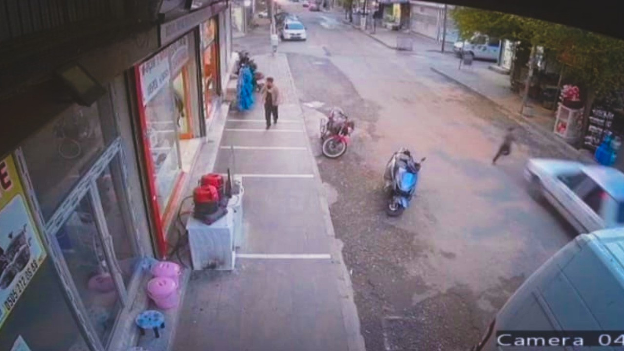 Otomobil çarptı, saniyeler içinde ayağa kalkarak kaçtı