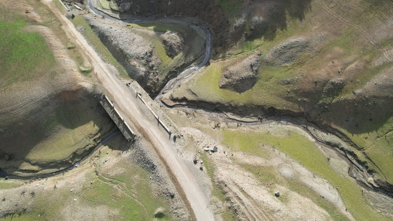 Sular çekilince tarihi kayıp yol gün yüzüne çıktı