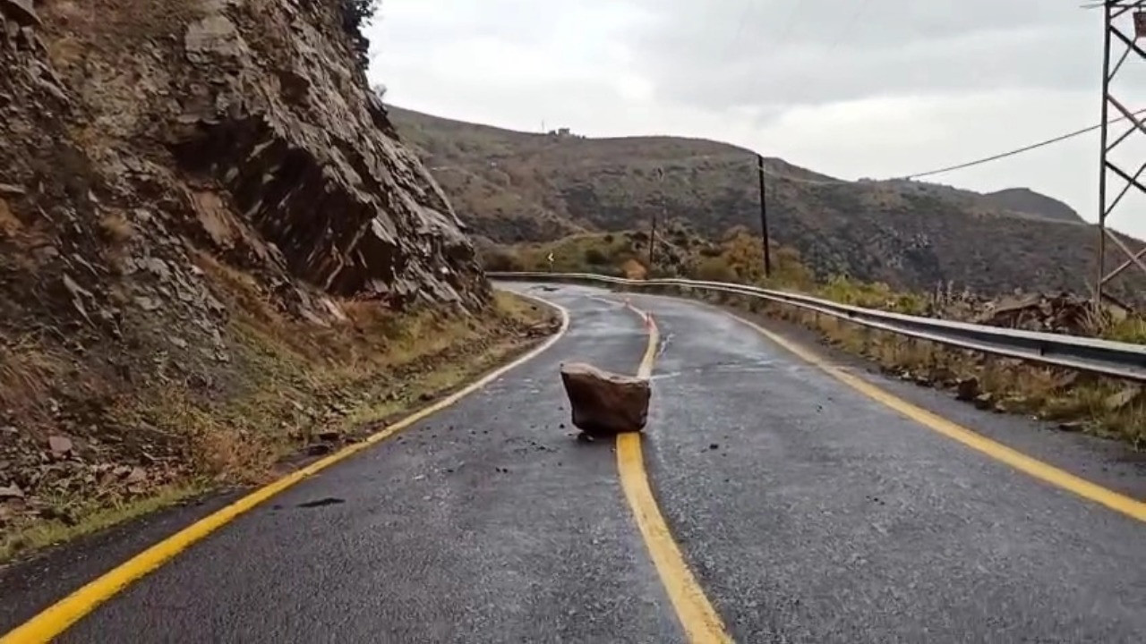 Tekirdağ’da yağış sonrası kaya parçaları yola yuvarlandı