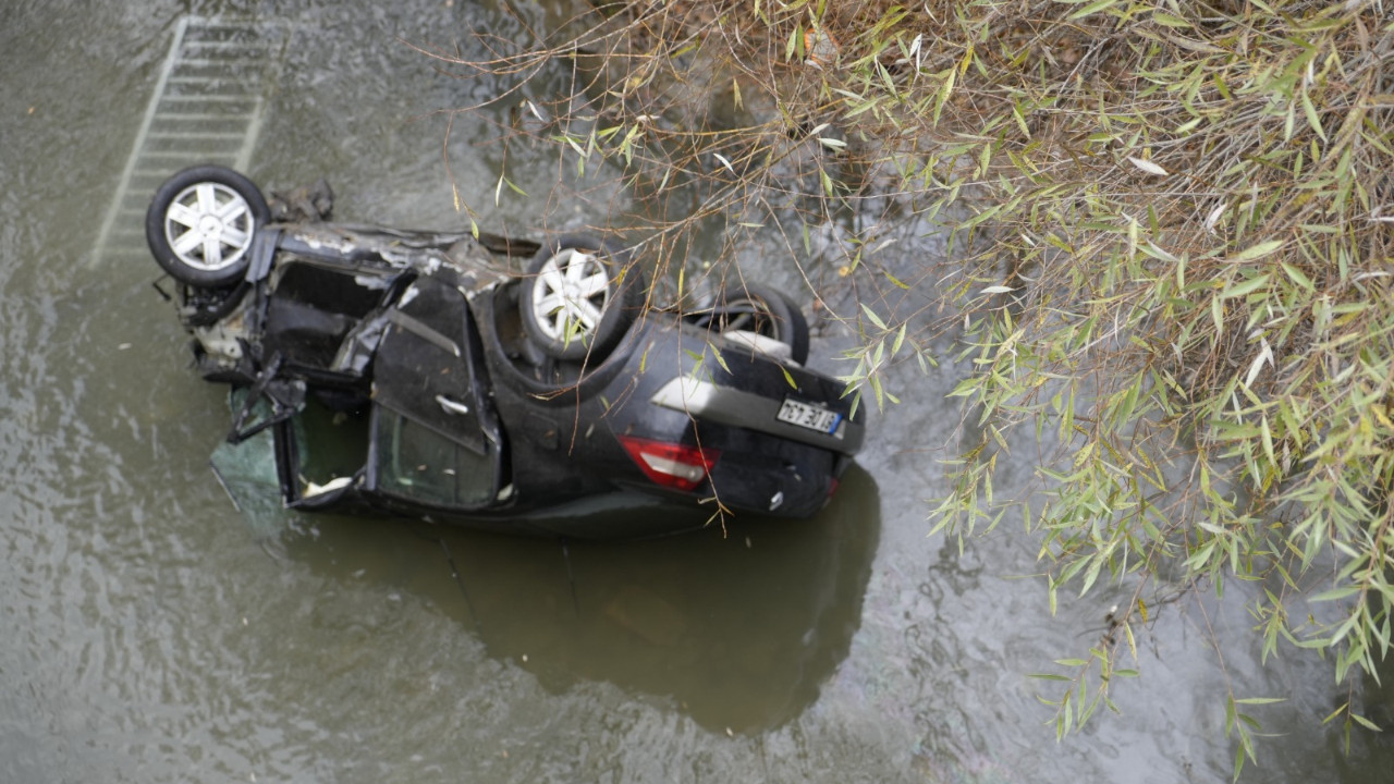 Otomobil çaya uçtu: 1 ölü, 1 yaralı