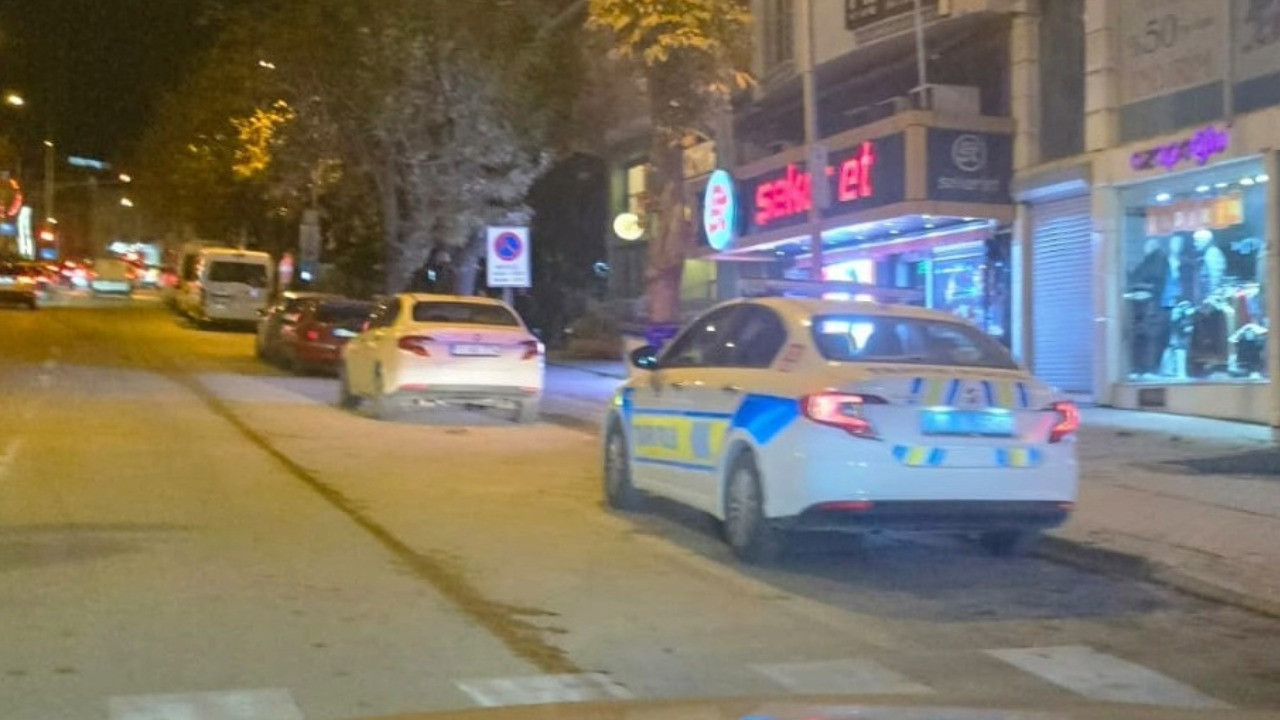 Bacağına saplanan bıçağı çıkartıp, saplayanı ağır yaraladı