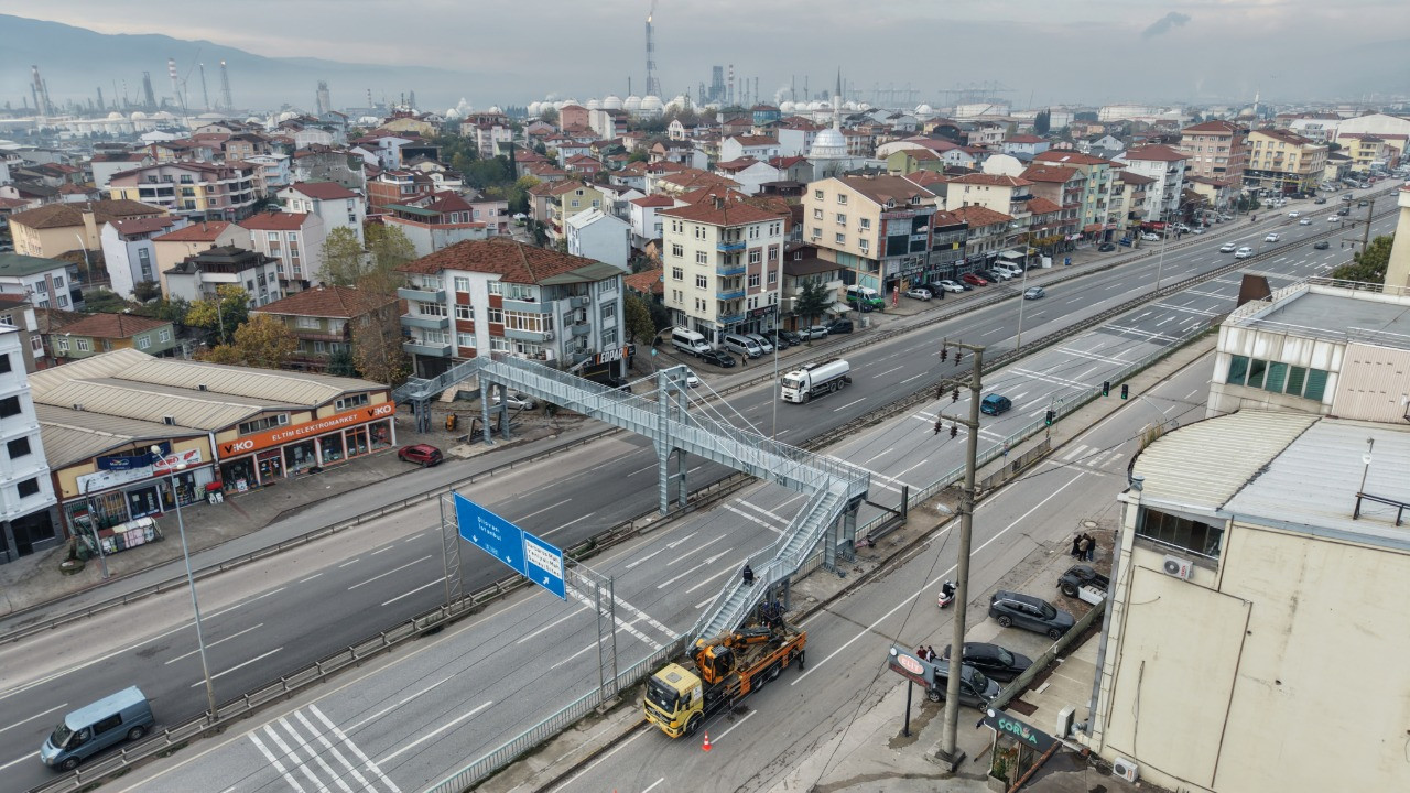 Evin içini gören üst geçit yıkılıyor