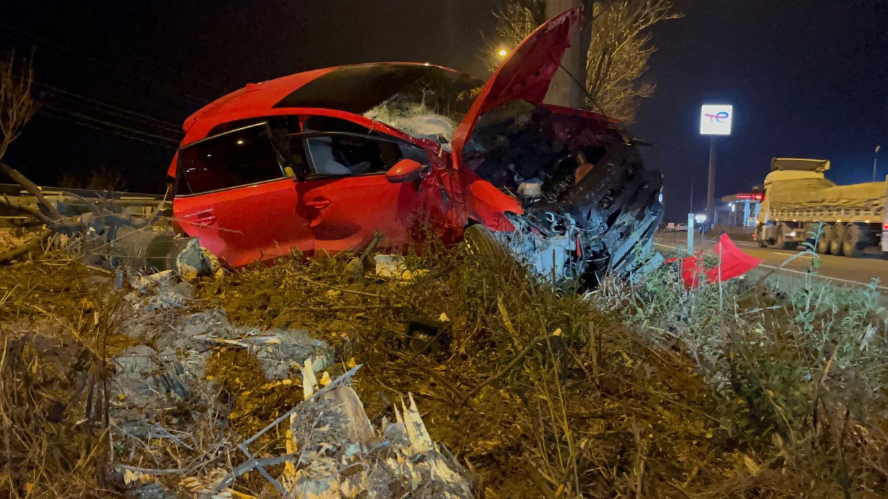 Kontrolden çıkan araç ağacın üzerine çıktı