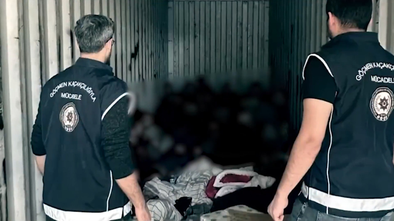 Limandaki konteynerden göçmenler çıktı