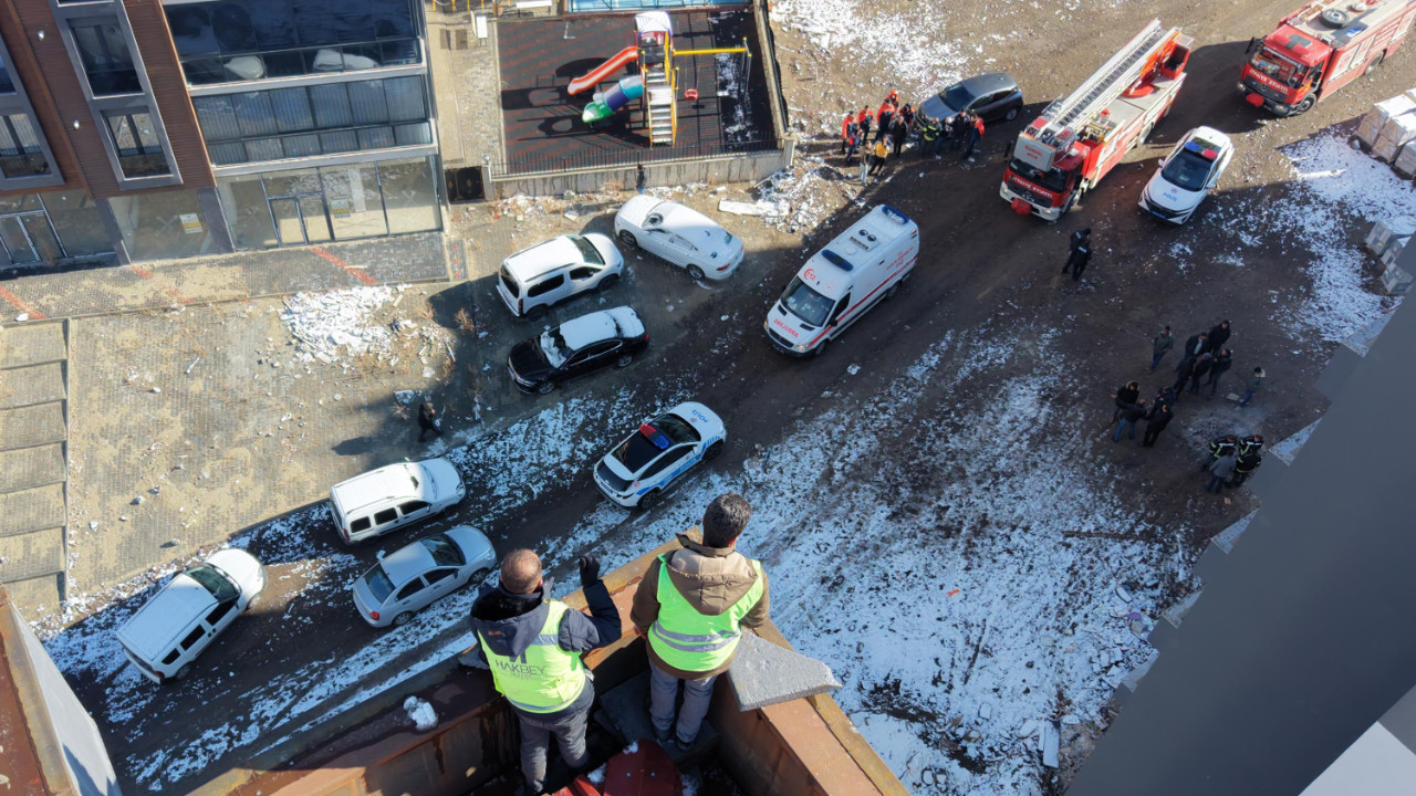 Parasını alamayan işçiler çatıya çıktı