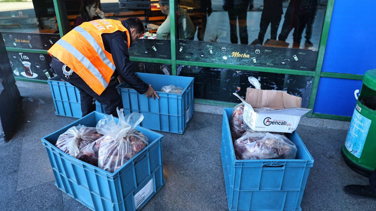 Göz göre göre! Menşei belli olmayan etler bagajda taşınmış