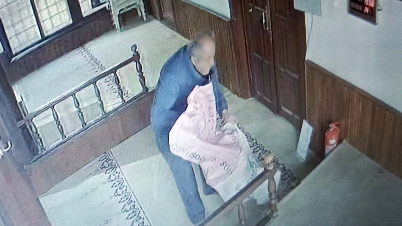 Sadaka kutusunu çuvalla çaldı: Parayı geri verip serbest kaldı