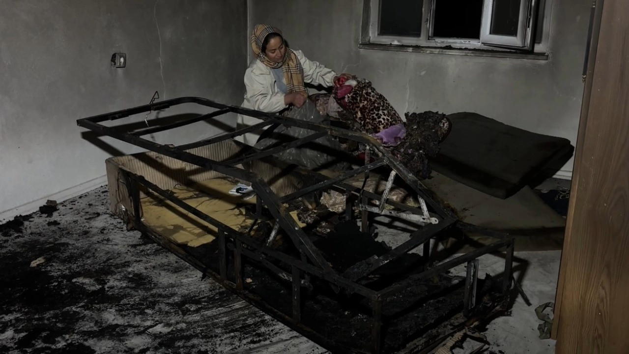 Şarjdaki telefon patladı, evi alevler sardı