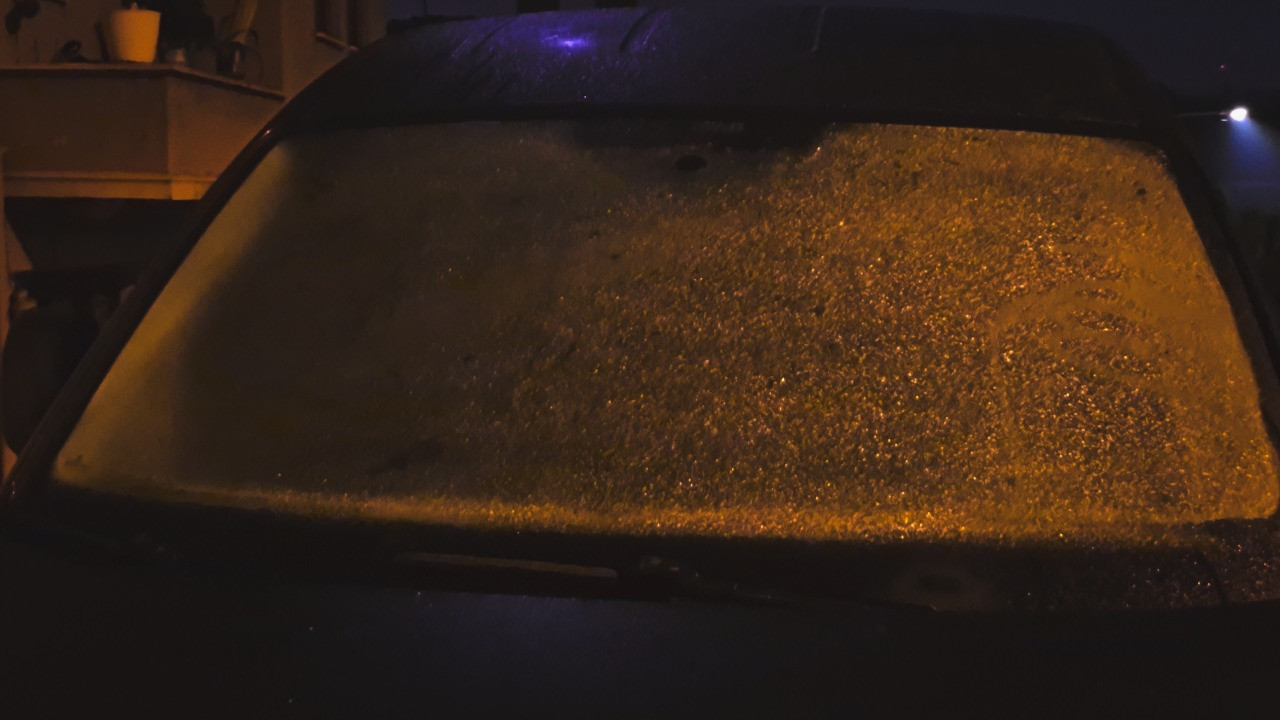 Sıcaklık -4 dereceye kadar düştü, araç camları buz tuttu