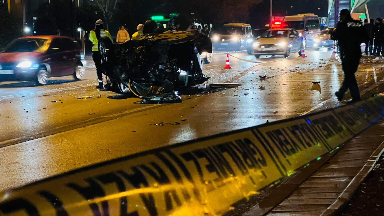 Ağaca çarpan otomobil alev aldı: 1'i ağır 2 yaralı