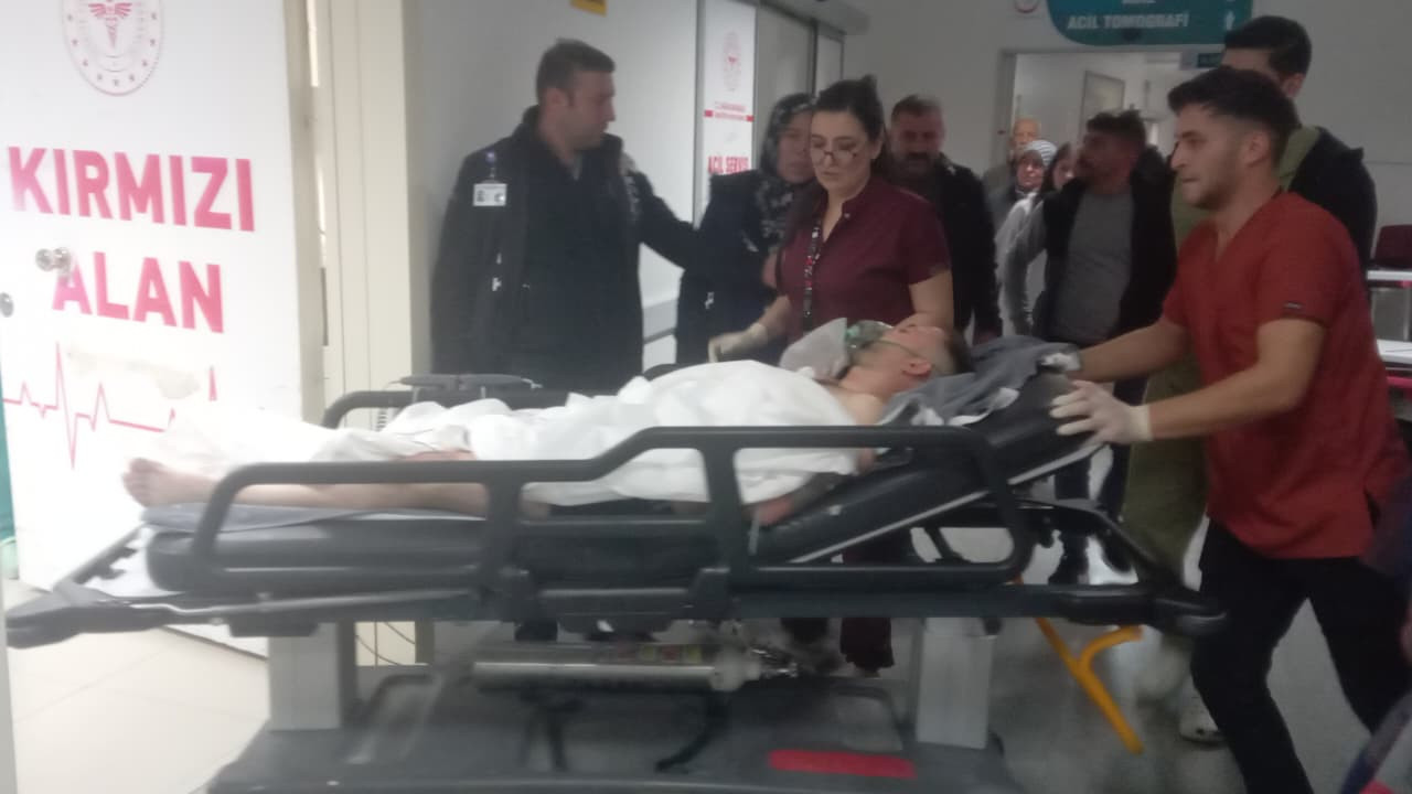 Kayınpederi bıçakladı, göğsünde bıçakla hastaneye götürüldü