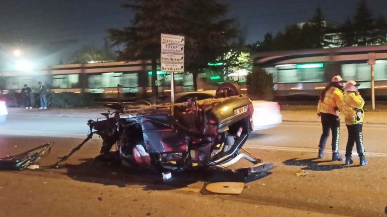 Kontrolden çıkan otomobil ağaca çarptı: Genç kadın hayatını kaybetti