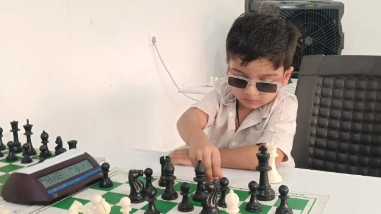 3 yaşındaki 'satranç dahisi' rekor kırdı