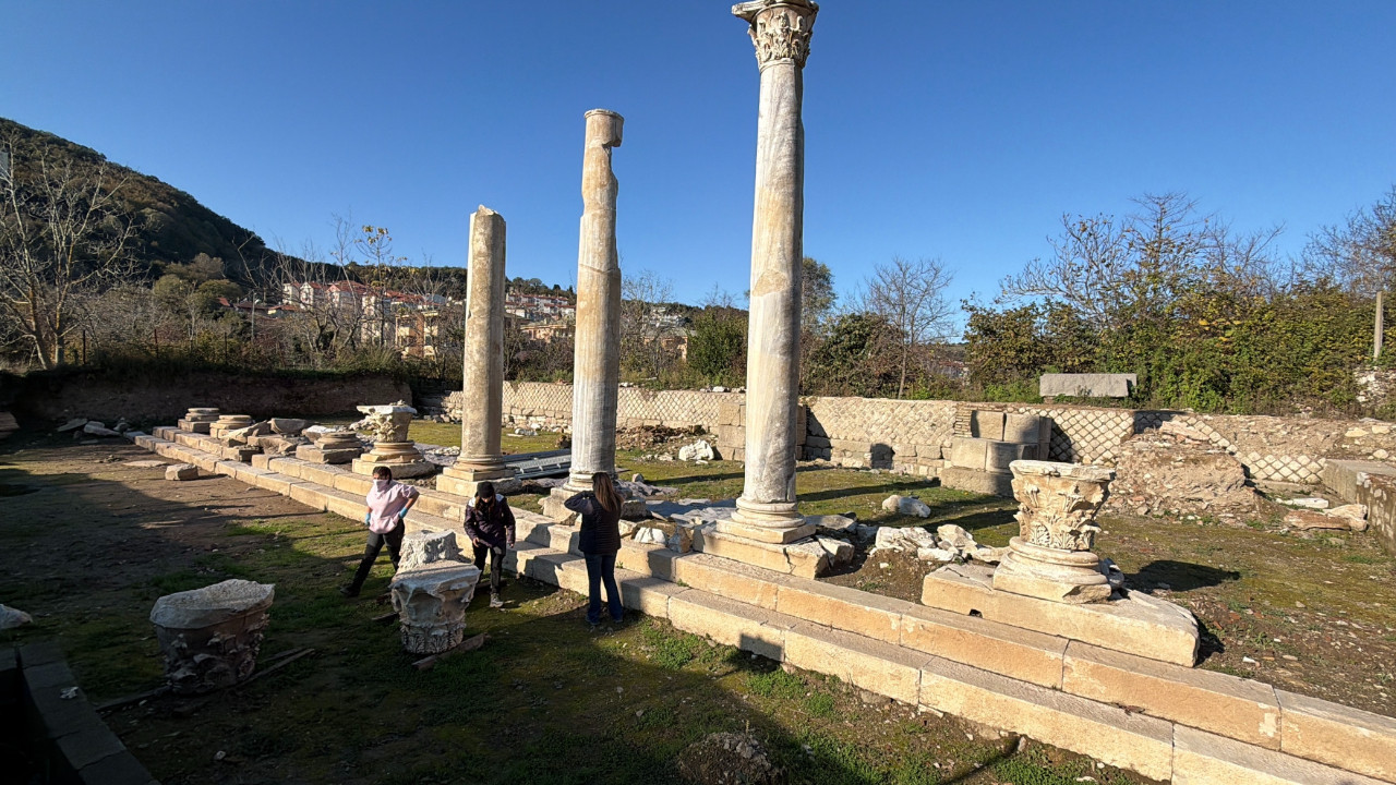 Amastris Antik Kenti'nde Roma dönemine ait sütunlar yerlerine yerleştiriliyor