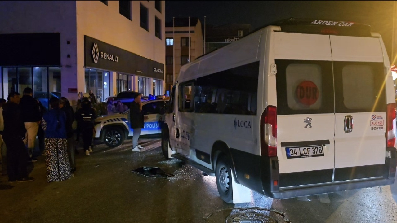 Ataşehir'de motosiklet ile yolcu servisi çarpıştı: 2'si ağır 3 yaralı