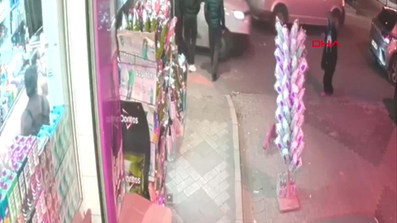 Bekçilerin 'dur' ihtarına uymayan sürücü aracıyla kaçarken kadına çarptı