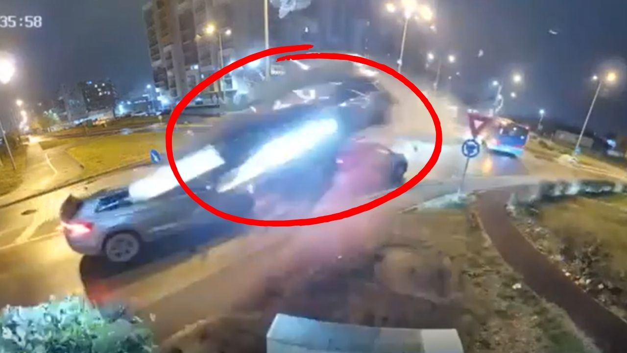 Kavşağa çarparak havalandı, iki aracın üzerinden uçtu