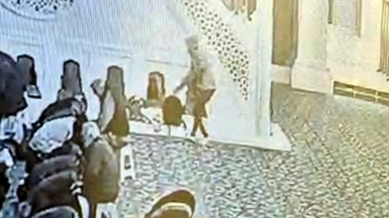 Cemaatle namaz kılıyorlardı, çantaları kaşla göz arasında çalındı