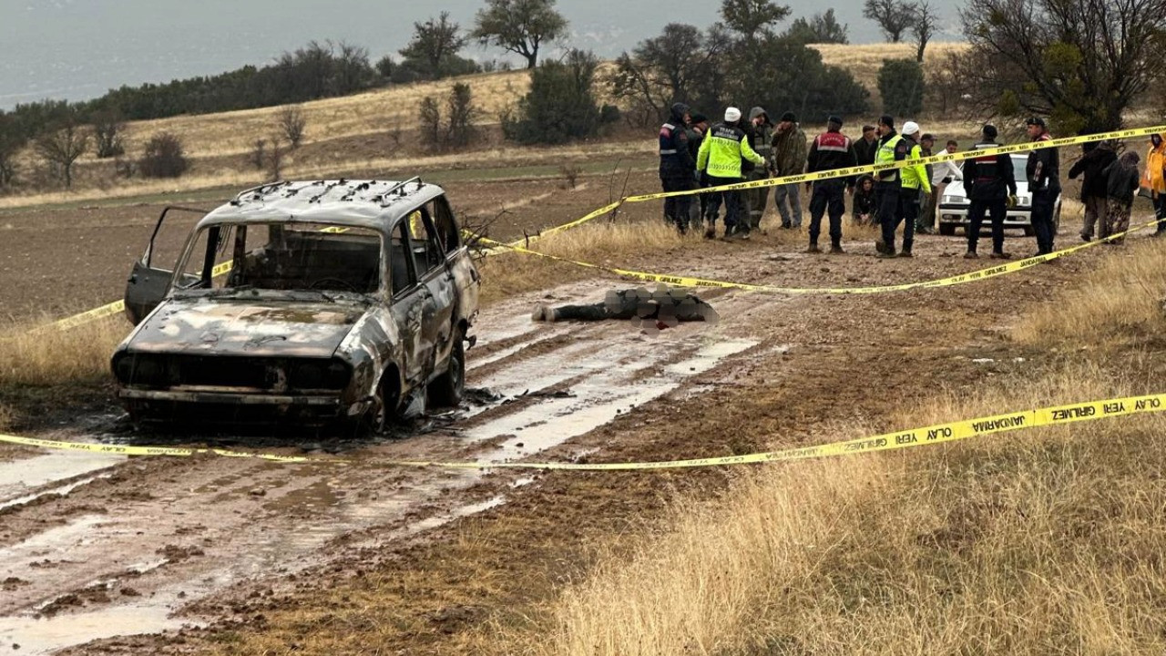 Yanmış otomobilin yanında bulunan cesedin başı aranıyor