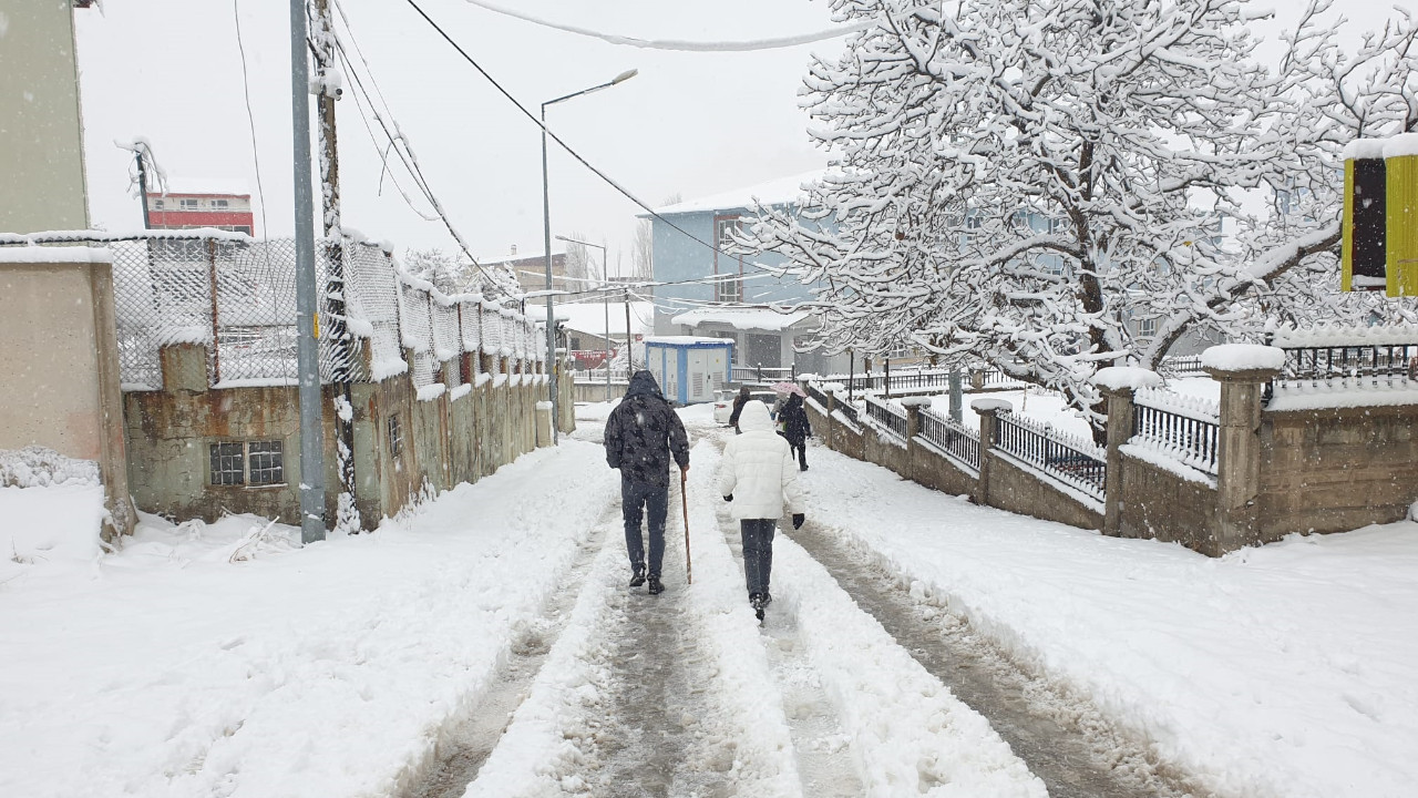 Kar kalınlığı 20 santime ulaştı, yollar kapandı