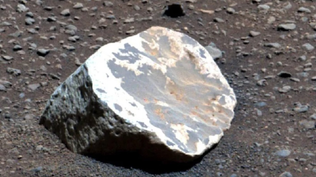 Kızıl Gezegen'deki gizemli kayaların sırrı