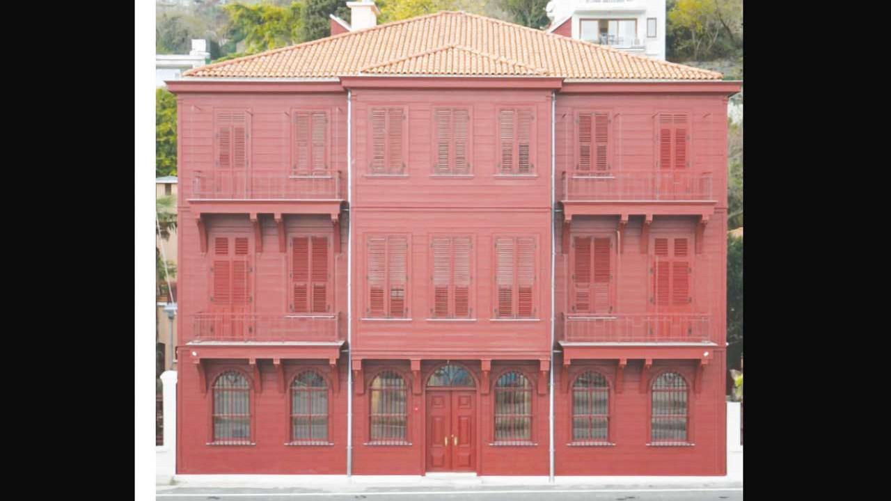 Para yalının çatısına gitti öğrenci yurdunu su bastı