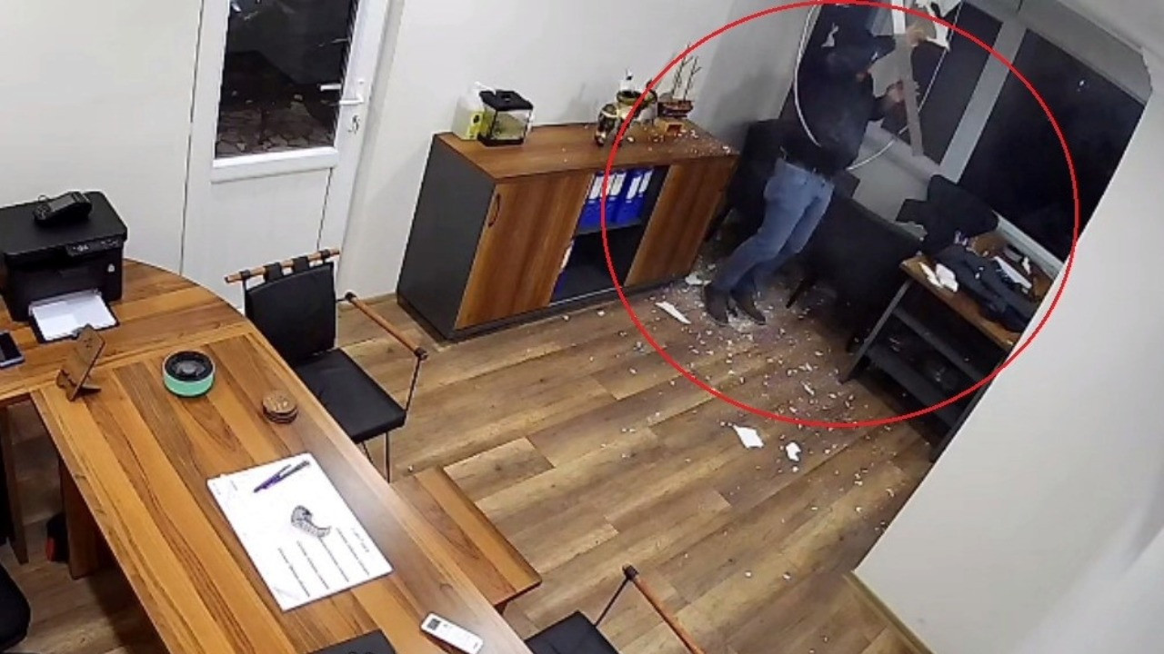 Tavana bastı, ofise düştü