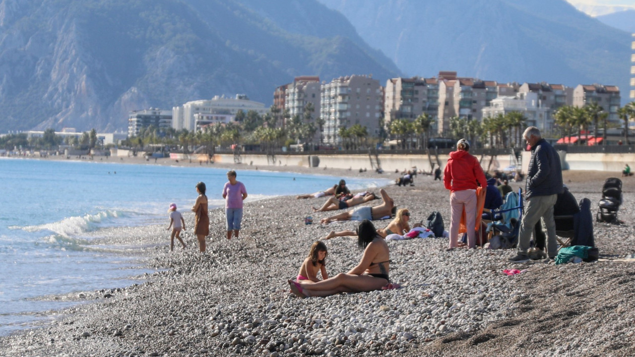 Kış ortasında yaz manzarası: Antalya’da sahiller doldu