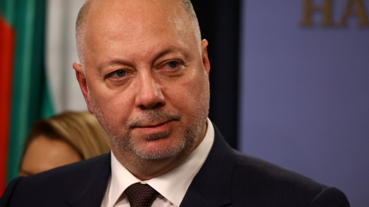 Komşuda siyasi deprem: Başbakan istifa etti