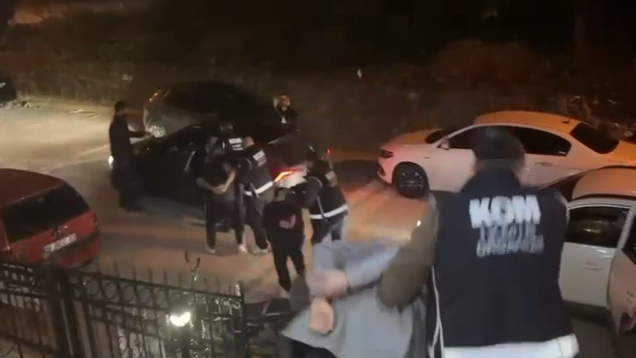 İzmir'in Gaziemir ilçesindeki bir otomobil galerisine patlayıcı maddeye saldırı gerçekleştirildi. Polis, olayla ilgili 5 şüpheliyi gözaltına aldı.