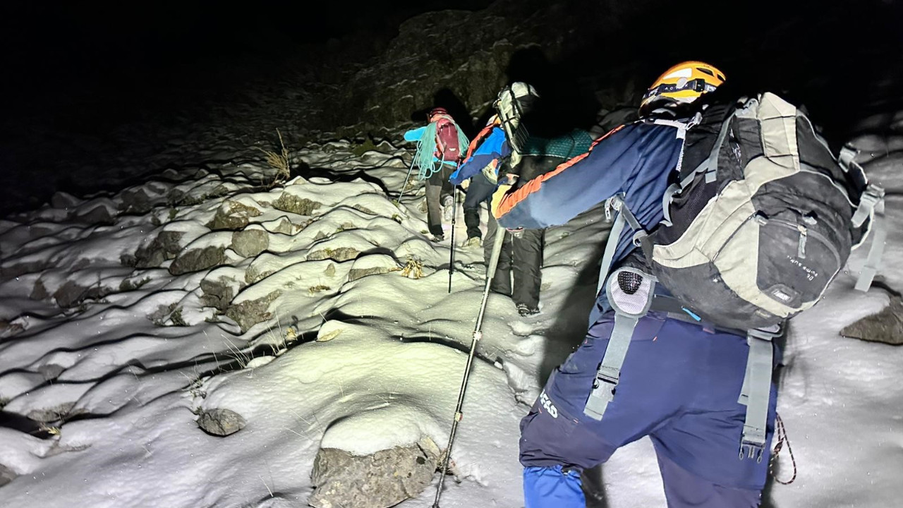 Karla kaplı dağa tırmanan 3 arkadaş mahsur kaldı