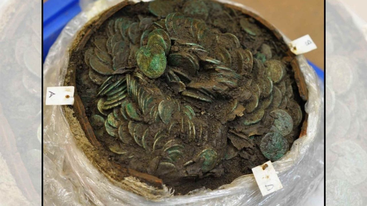 Tarlada dedektör çalıştırdı, 15 bin sikke buldu