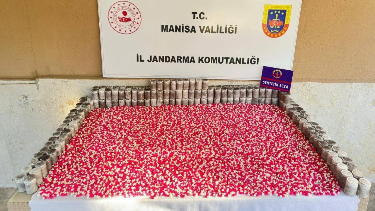 Durdurulan araçtan binlerce hap çıktı